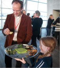 kinderstaff mic Restaurante ciudate: mâncare pe vulcan, ospătari pitici sau fast food cu mitraliere
